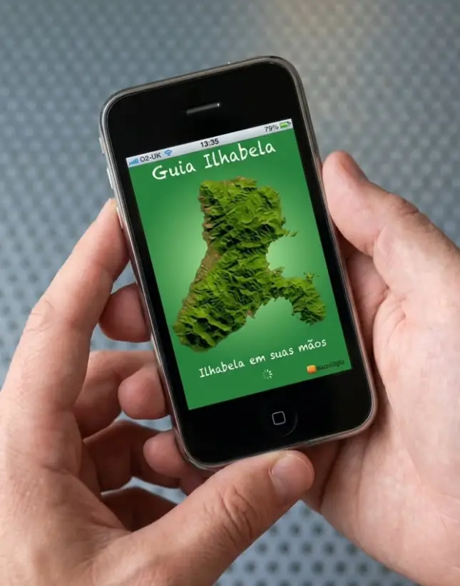 Imagem de um iPhone apresentando na tela o guia ilhabela produzido pela VoozzDigital
